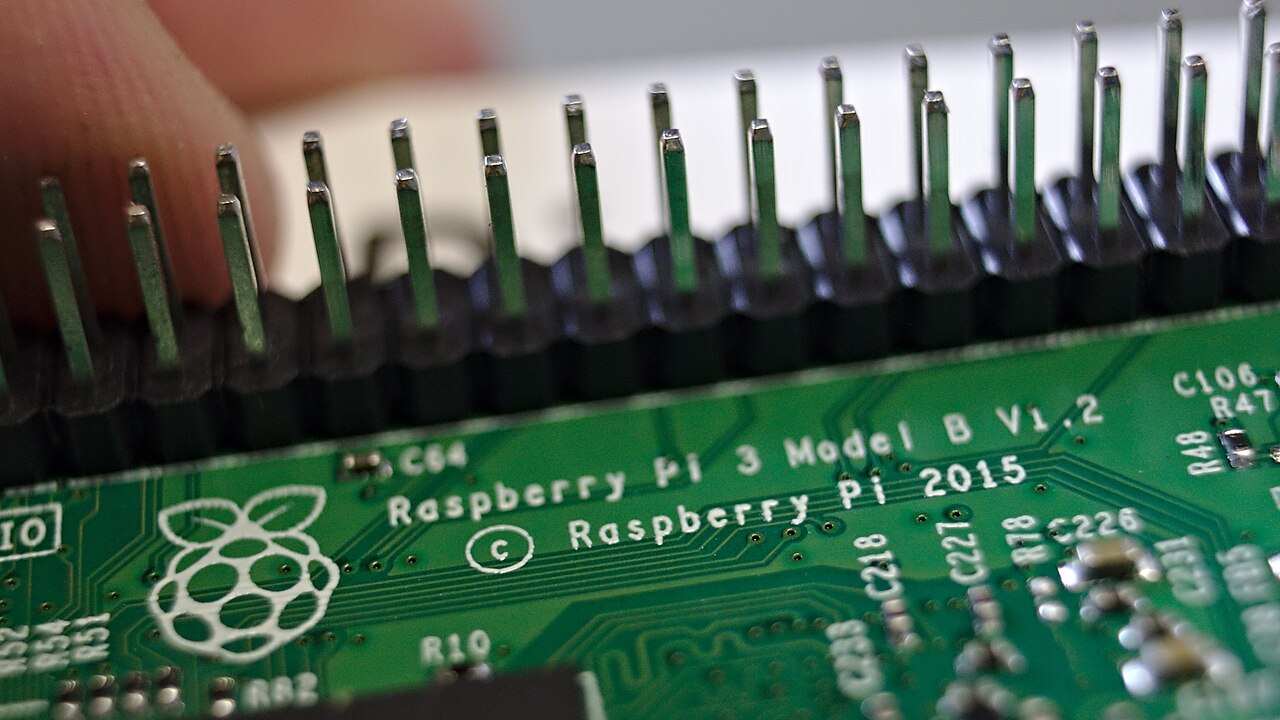 Raspberry Pi GPIO pinout and power guide: the 40-pin header, 3.3 V logic and real current limits
